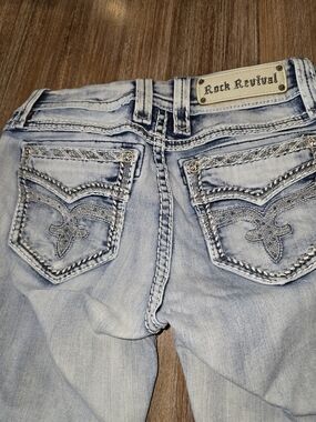 Rock Revival Women’s Light Wash Embroidered Pocket Jean Capri Size 28